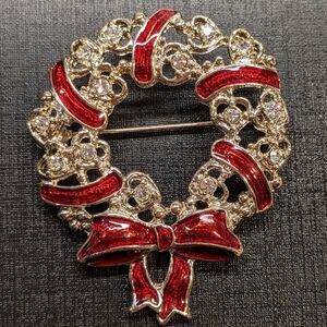 Vintage Estate Christmas Wreath Red Enamel Rhinestones Gold Tone Brooch 1.75”.